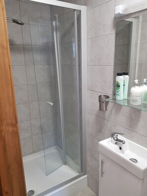 Een douche, handdoeken