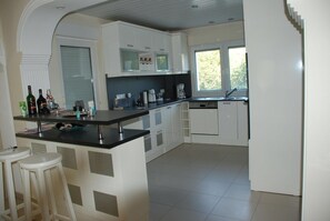 Villa, vistas al jardín | Cocina básica privada | Frigorífico grande, microondas, placa de cocina y lavavajillas