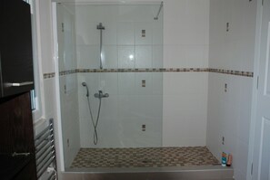 Villa, Gartenblick | Dusche im Bad