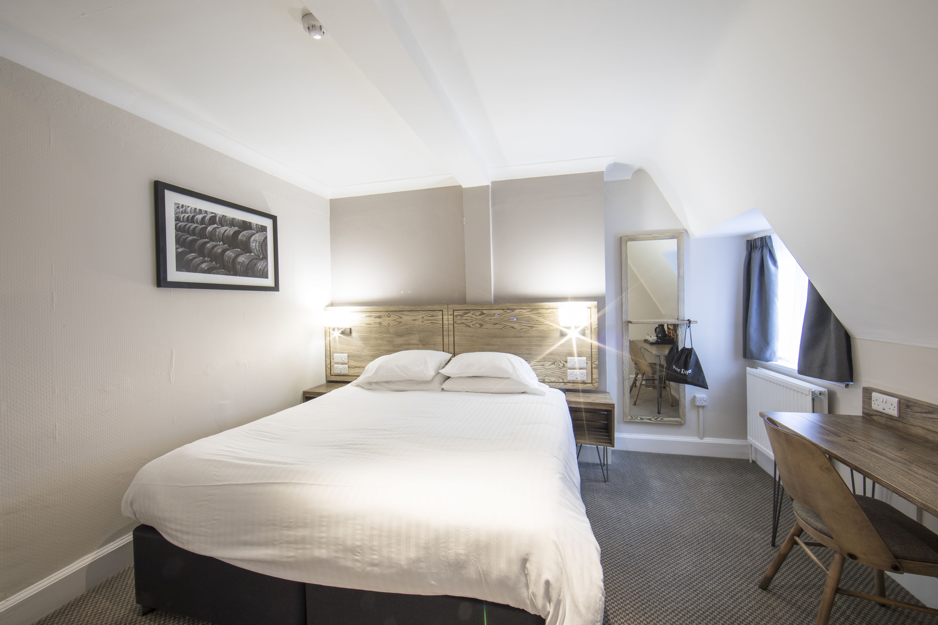 Double Room | Desk, iron/ironing board, free WiFi, bed sheets