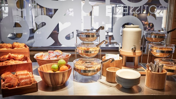 Un buffet proposant une variété de plats et d’ustensiles de service.