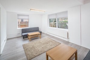 Living area - OYO Homes Clapham Shared (London)