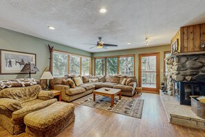 Televisie, een open haard en een dvd-speler