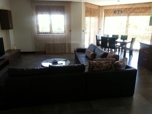 Villa, Gartenblick | Wohnzimmer | LCD-Fernseher