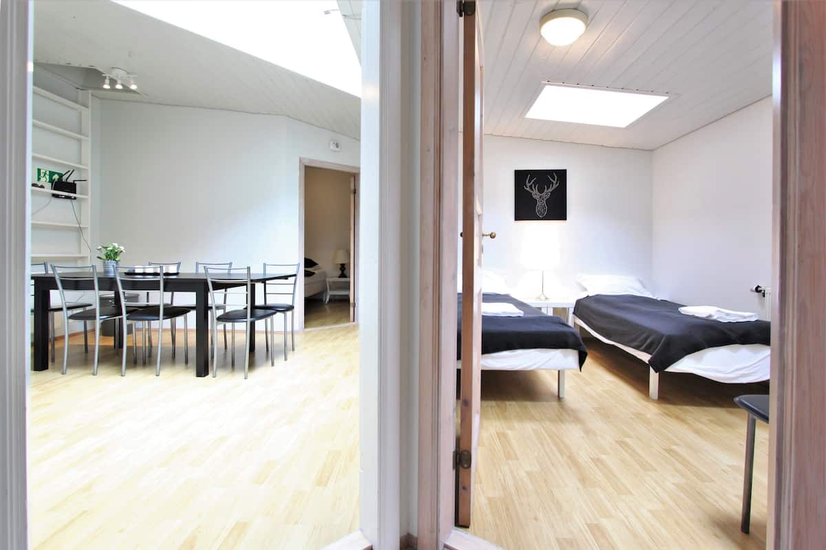 Standard-huoneisto, näköala pihalle | 2 makuuhuonetta, äänieristys, ilmainen Wi-Fi, vuodevaatteet