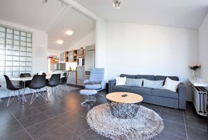 Signature-Apartment, Stadtblick | 2 Schlafzimmer, schallisolierte Zimmer, kostenloses WLAN, Bettwäsche
