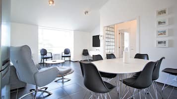 Apartamento com design assinado, vista para a cidade | Quartos à prova de som, Wi-Fi de cortesia, roupa de cama