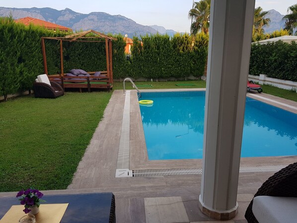 Villa - utsikt mot trÀdgÄrden | Privat pool