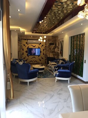 Villa - utsikt mot trÀdgÄrden | Vardagsrum | LCD-tv