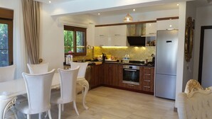 Villa, vue jardin | Coin cuisine privé | Grand réfrigérateur, micro-ondes, plaque de cuisson, lave-vaisselle