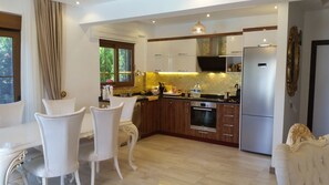 Villa - utsikt mot trÀdgÄrden | Eget pentry | Stort kylskÄp, mikrovÄgsugn, spishÀll och diskmaskin