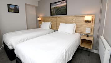 Habitación familiar | Escritorio, tabla de planchar con plancha, wifi gratis y ropa de cama