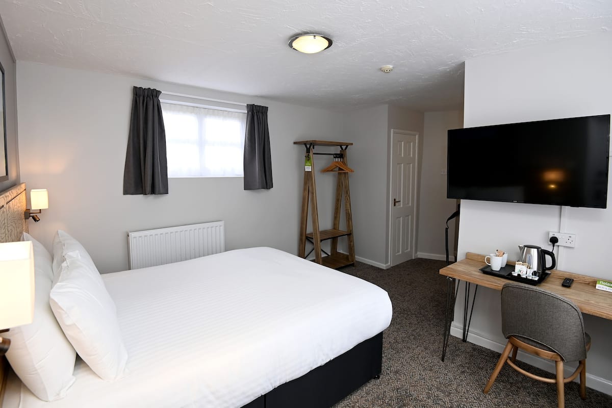 Family Room | Desk, iron/ironing board, free WiFi, bed sheets