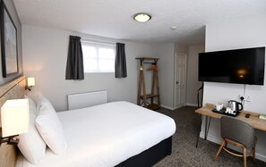 Family Room | Desk, iron/ironing board, free WiFi, bed sheets - Fox & Goose, Barrow Gurney by Marston's Inns (Bristol)