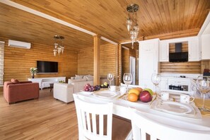 Villa, Buchtblick | Wohnzimmer | LCD-Fernseher