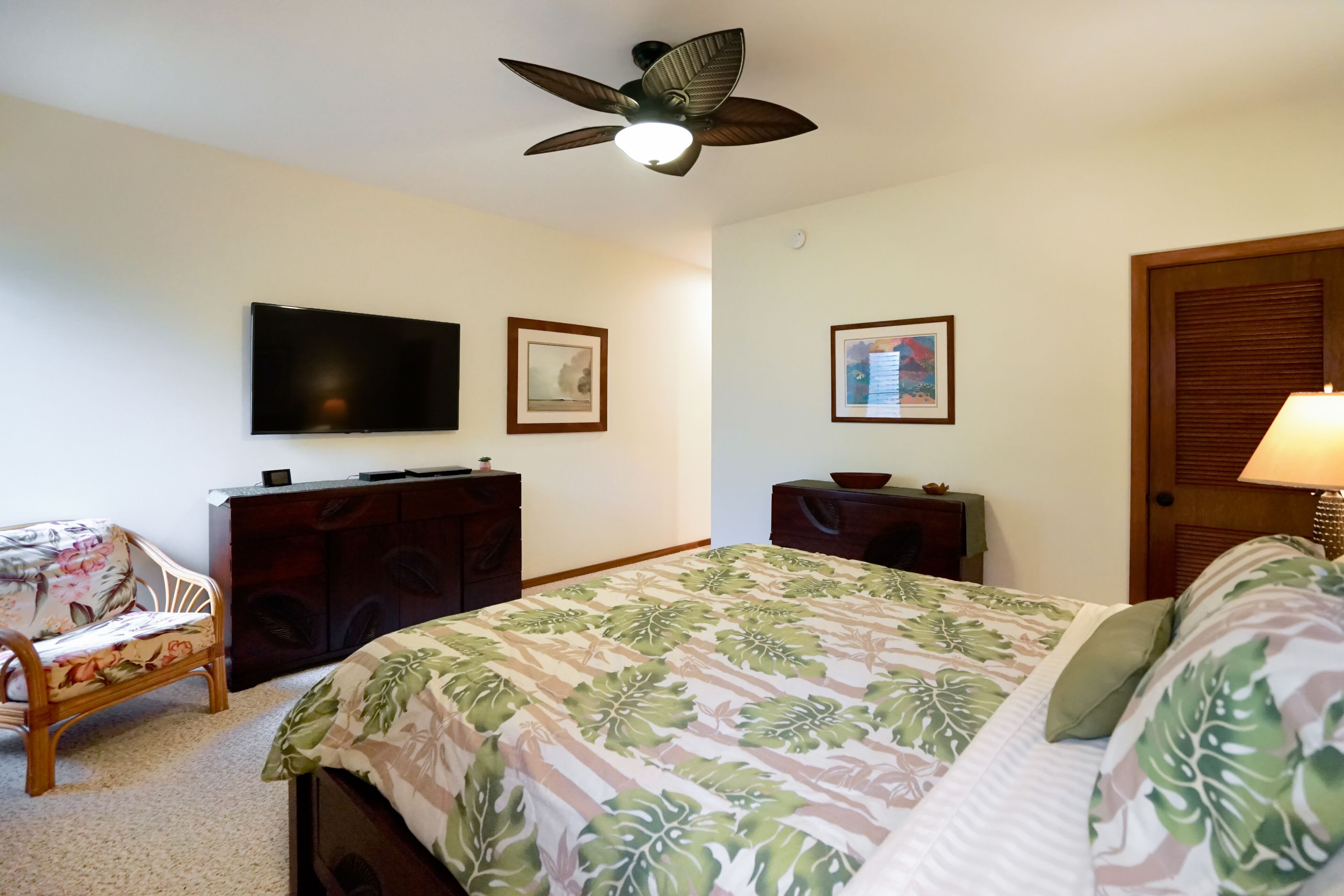 2 bedrooms, iron/ironing board, internet, bed sheets