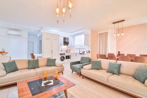 فيلا فاخرة - بحوض استحمام بنظام دفع المياه - منظر للخليج | غرفة المعيشة | تلفزيون إل سي دي