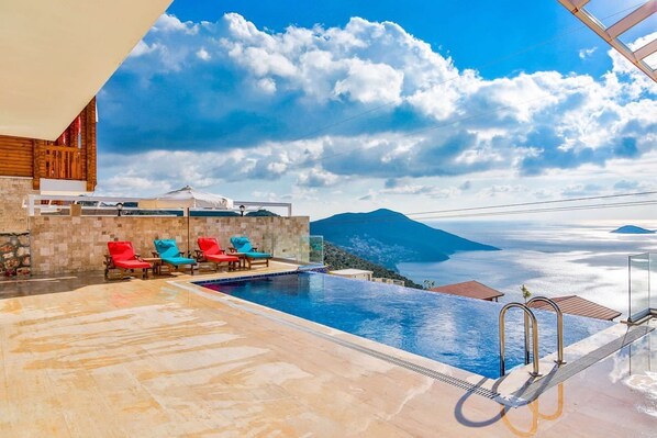 حمام سباحة لا متناهٍ