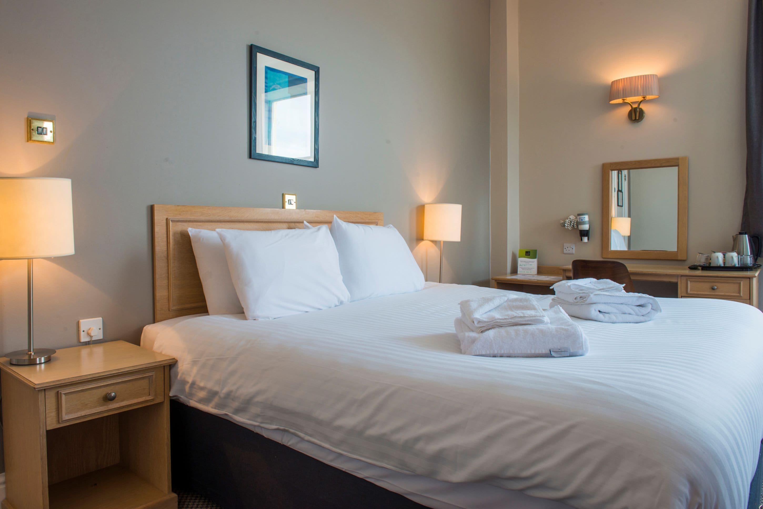 Schreibtisch, Bügeleisen/Bügelbrett, kostenloses WLAN, Bettwäsche