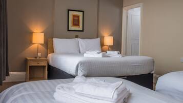 Chambre Familiale | Bureau, fer et planche à repasser, Wi-Fi gratuit, draps fournis