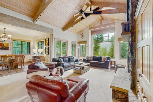 Luxury 3-Peaks Lodge with waterfalls, wildlife, & wraparound decks