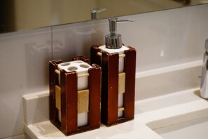 Séchoir à cheveux, serviettes fournies, savon, shampooing