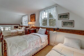 4 bedrooms, iron/ironing board, WiFi, bed sheets