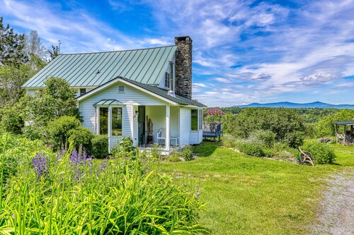 Dog-friendly house with picturesque mountain view & near skiing - close to Okemo