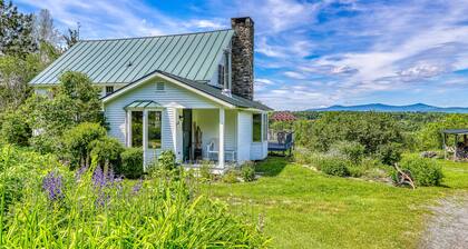 Dog-friendly house with picturesque mountain view & near skiing - close to Okemo