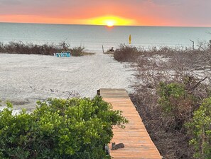 På stranden, solsenger og strandhåndklær