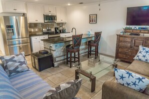 Smart TV - Very Short Walk To Beach - Sleep 6, 2BD/2BA, BBQ & Large Deck (Miramar Beach)