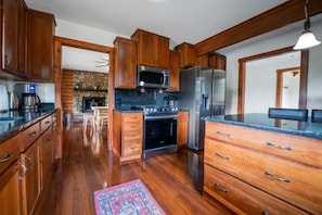 Frigorífico, microondas, horno y placa de cocina