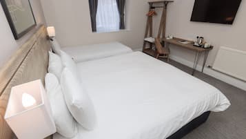 Family Room | Desk, iron/ironing board, free WiFi, bed sheets