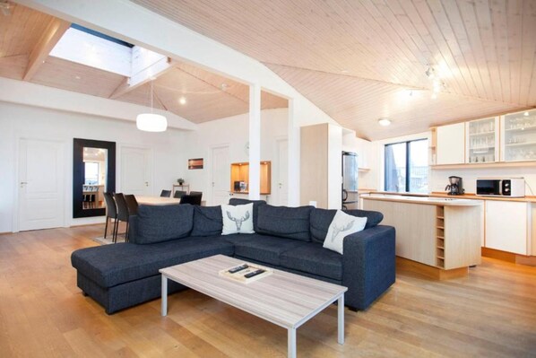 Penthouse, City View | Living area