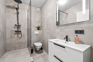 Apartamento conforto, 2 quartos, banheiro privativo, vista para a cidade | Banheiro | Produtos de toalete grátis, secador de cabelo, toalhas de banho 
