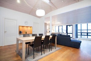 Penthouse, Stadtblick | Wohnzimmer | 65-Zoll-Flachbildfernseher mit Kabelempfang