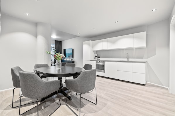 Departamento Confort, 2 habitaciones, baño privado, vista a la ciudad | Cocina privada | Refrigerador, microondas, horno y parrilla de estufa 