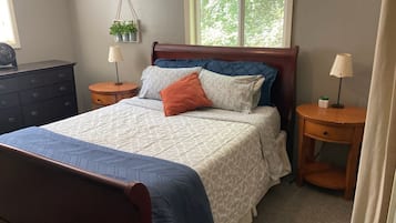 3 habitaciones, escritorio y tabla de planchar con plancha