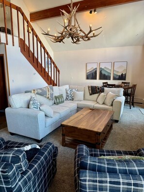 TV, fireplace, books - Mountain Retreat: Private Hot Tub, Fireplace, & Ergonomic Remote Work Setup (Dillon)