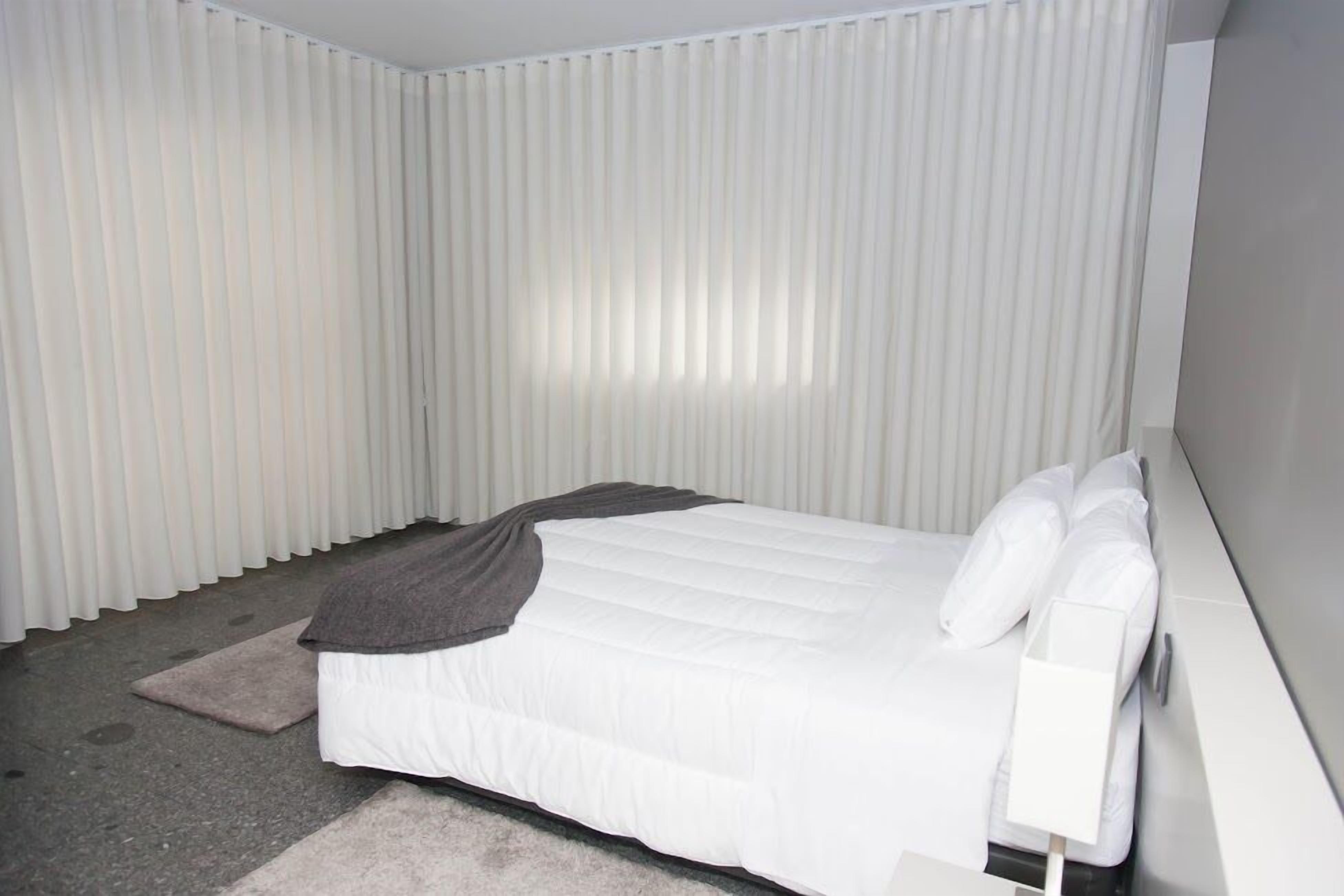 Escritorio, cunas, wifi gratis y ropa de cama 
