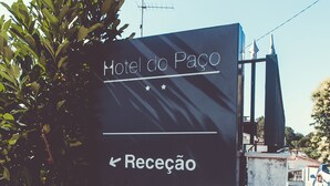 Señal para Hotel do Paço con indicación de recepción y símbolo de estacionamiento.