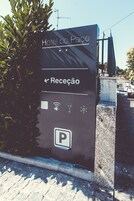 Señal para Hotel do Paço con indicación de recepción y símbolo de estacionamiento.