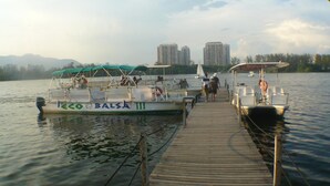A dock with a boat named 'Eco Balsa III' and a pier extending into calm water. - Barra Dolce Vita Residence Service (Rio de Janeiro)