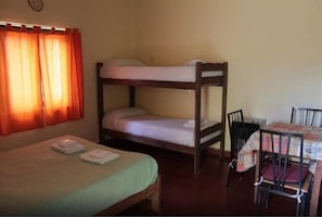 Quarto quádruplo econômico, para não fumantes, vista para a montanha | Roupas de cama premium, Wi-Fi de cortesia, roupa de cama