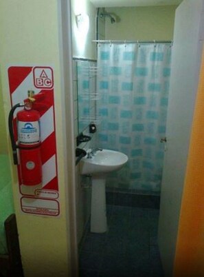 シャワー、タオル、トイレットペーパー