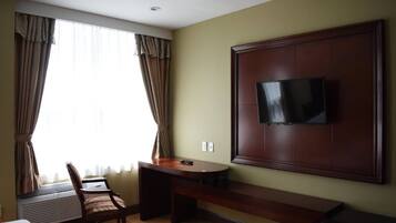 Chambre Confort, 1 très grand lit, non-fumeur | Literie de qualité, coffre-fort, bureau, rideaux d’obscurcissement