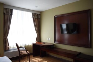Comfort Room, 1 King Bed, Non Smoking | Premium bedding, in-room safe, desk, blackout drapes - Queens Hotel (Woodside)