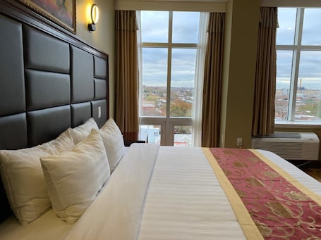Premium Room, 1 King Bed, Non Smoking | Premium bedding, in-room safe, desk, blackout drapes. Queens Hotel