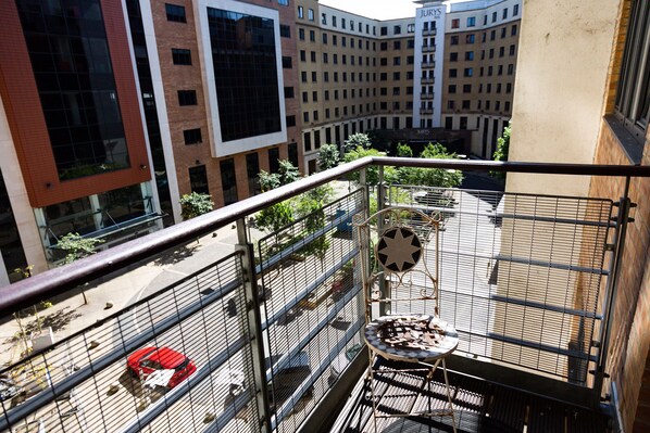 Departamento, baño privado (Two Bedroom) | Vista del balcón