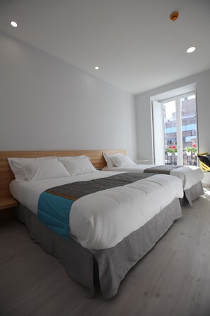 Superior Triple Room, Balcony | 10 bedrooms, Egyptian cotton sheets, premium bedding, down comforters - Hostal Palacio Luna (Madrid)